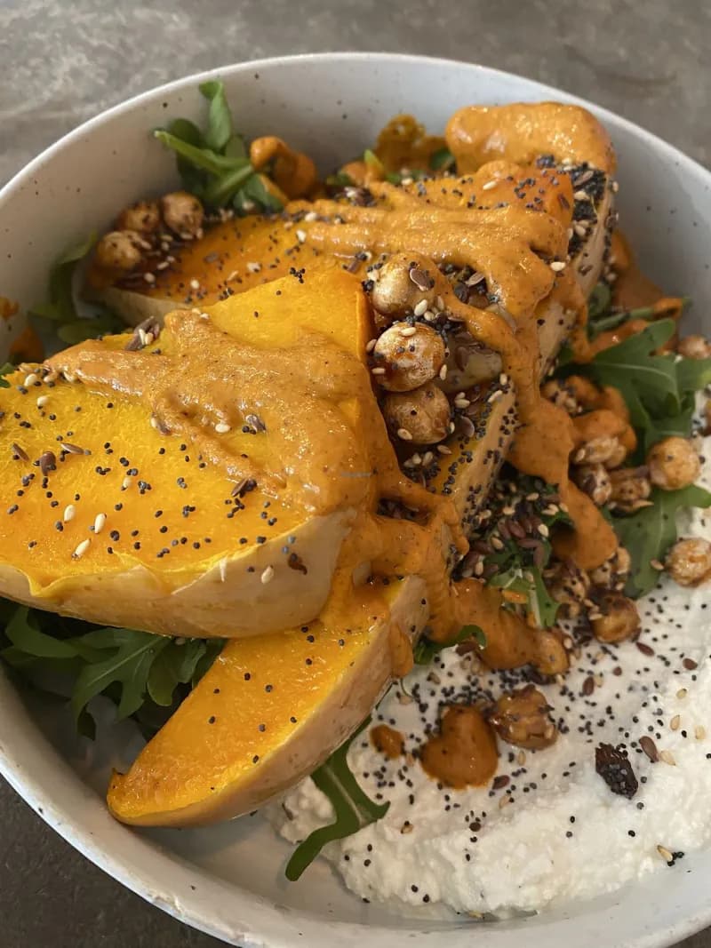 Pumpkin bowl with chickpeas, rocket and ricotta